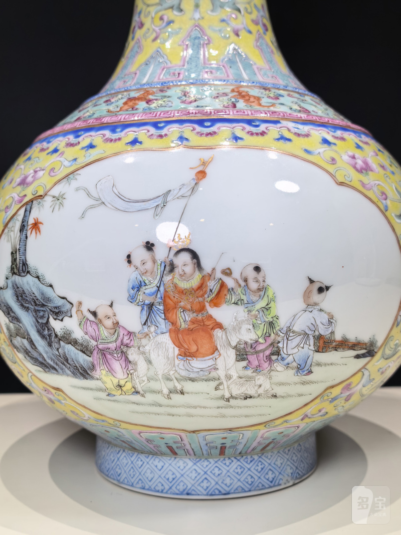 民国 黄地粉彩缠枝花卉开光婴戏故事图赏瓶 - 图13
